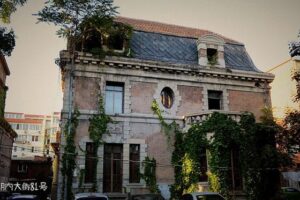 rumah bergaya mansion berhantu