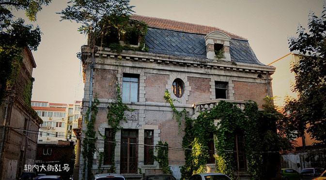 rumah bergaya mansion berhantu