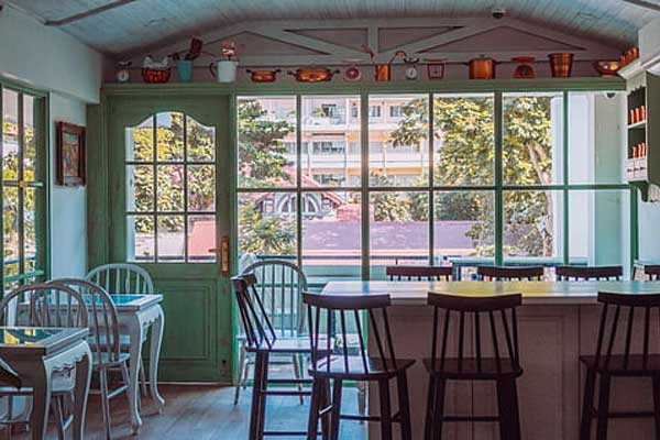 Desain ruangan cafe yang sempit