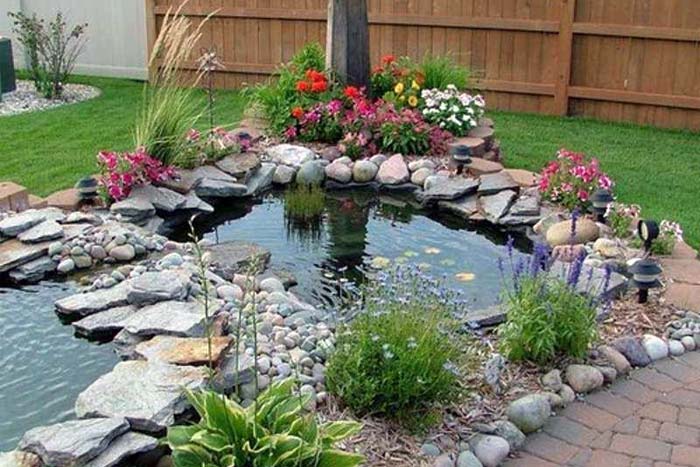 Kolam Ikan Mungil Di Taman Minimalis